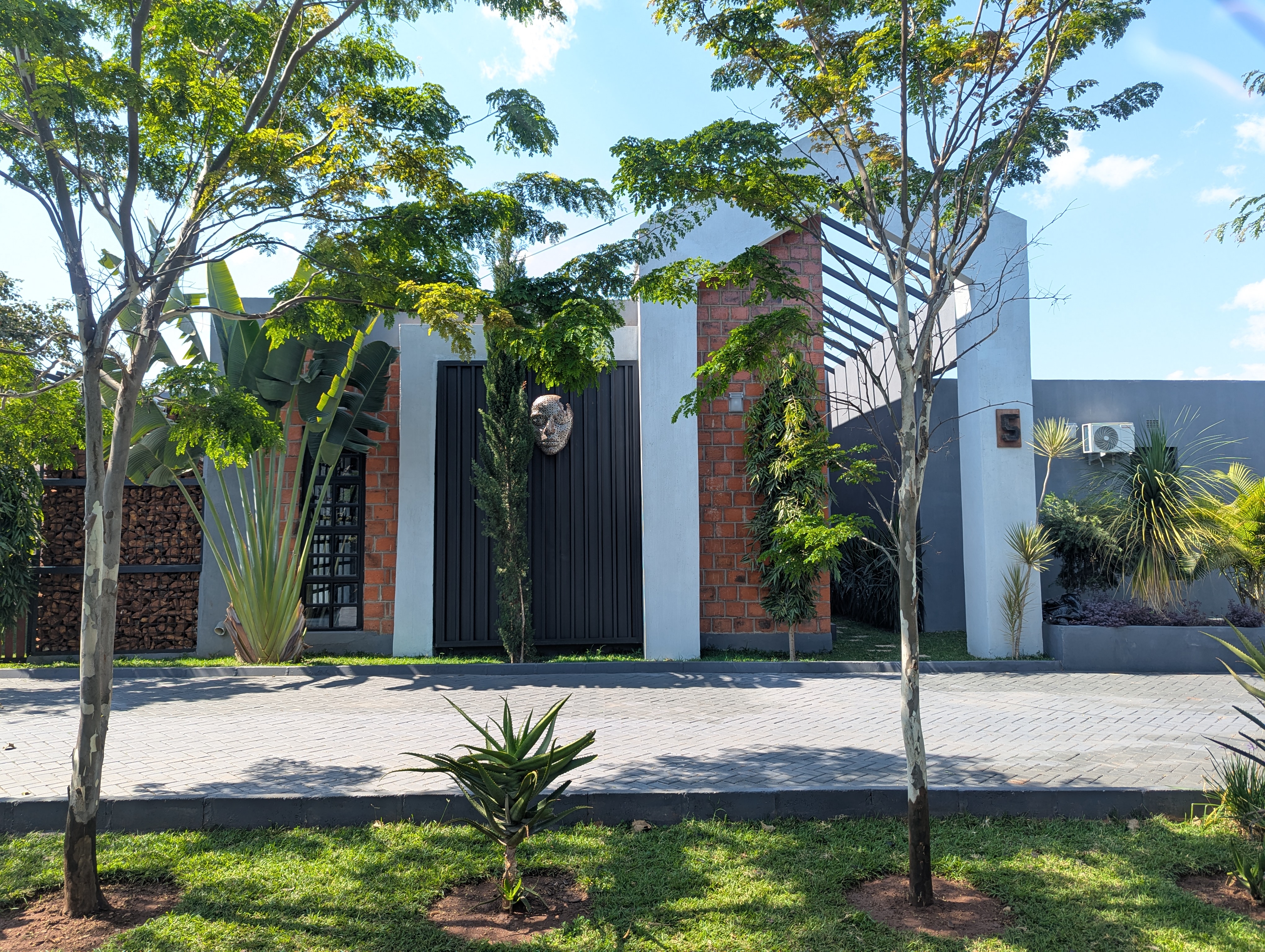 BRAND NEW LUXURY APARTMENTS IN NEW KASAMA